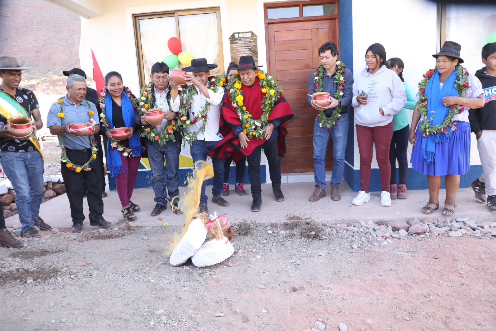 El vicepresidente David Choquehuanca realiza la entrega de viviendas sociales. Foto: Vicepresidencia.