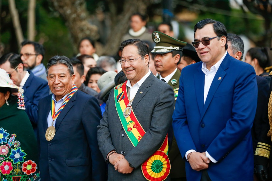 Con ofrenda floral e iza de banderas, Presidente rinde honores a la Revolución de 1809