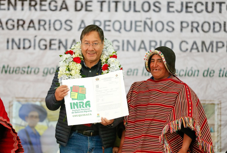 Presidente entrega 935 títulos ejecutoriales agrarios de propiedad y 21 certificados de saneamiento en Chuquisaca
