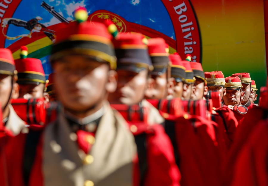 Arce exhorta al Alto Mando de la Fuerzas Armadas a reflexionar sobre el marco normativo que regula el servicio militar