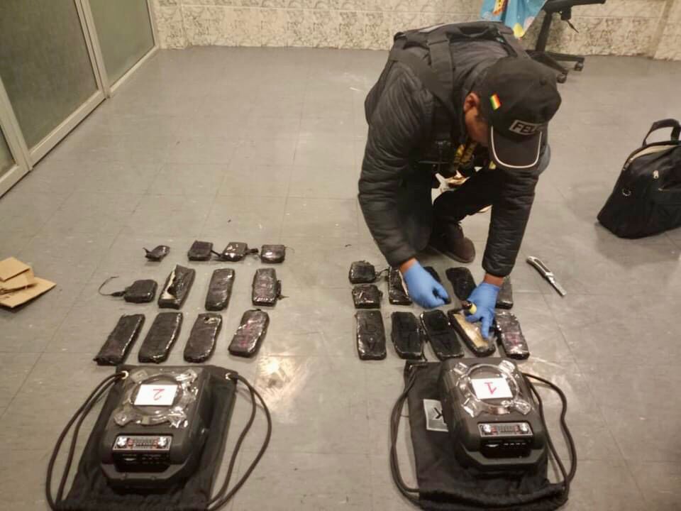 Felcn encuentra 23 paquetes de droga en parlantes de un vehículo y detiene a un colombiano