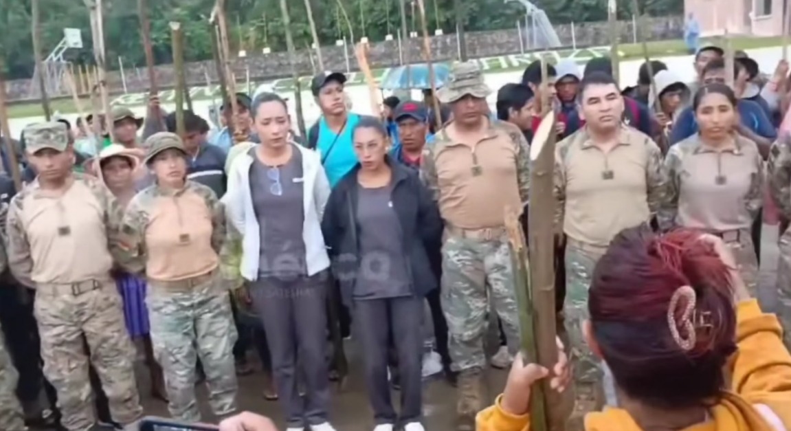 Evistas asaltan regimiento en Villa Tunari y toman como rehenes a militares y personal de Salud