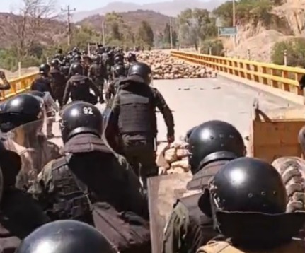Evistas arremeten con dinamitas contra policías que desbloquean la carretera cerca a Parotani