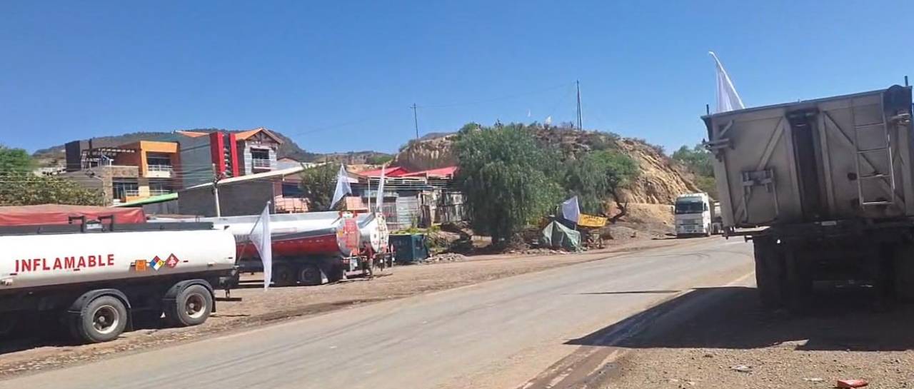 Banderas blancas flamean en cisternas varadas en Parotani, choferes advierten tragedia si bloqueadores usan explosivos 