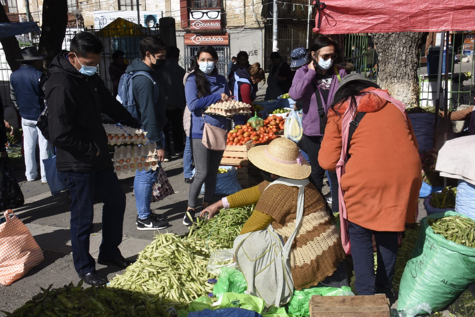 Feria “Del campo a la olla” se instala en Teleférico Naranja con carne de pollo a Bs 17,50 el kilo