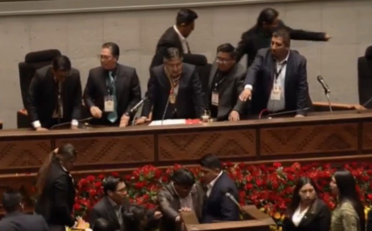 Legisladores evistas agreden al Presidente de la ALP y provocan suspensión de sesión de honor