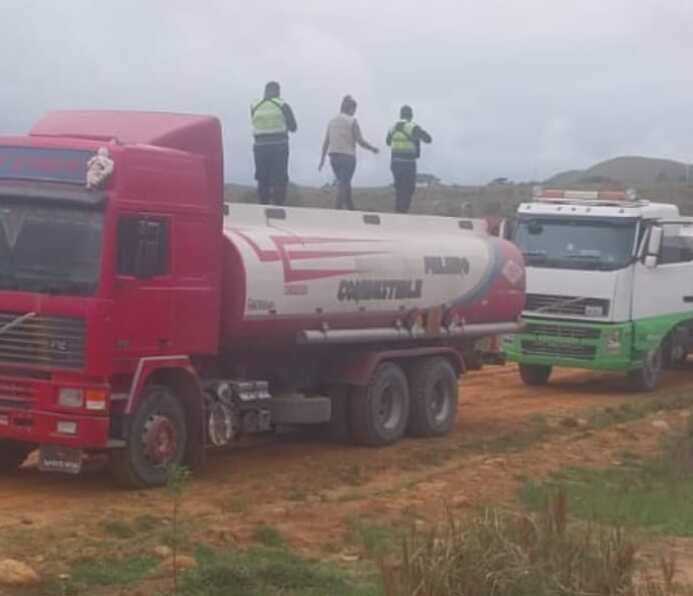 En el norte de La Paz incautan dos cisternas con 48.000 litros combustible destinado a ilícitas actividades