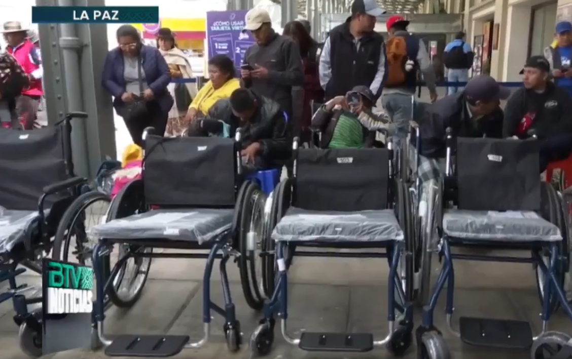 Entregan 110 sillas de ruedas a personas con discapacidad de La Paz