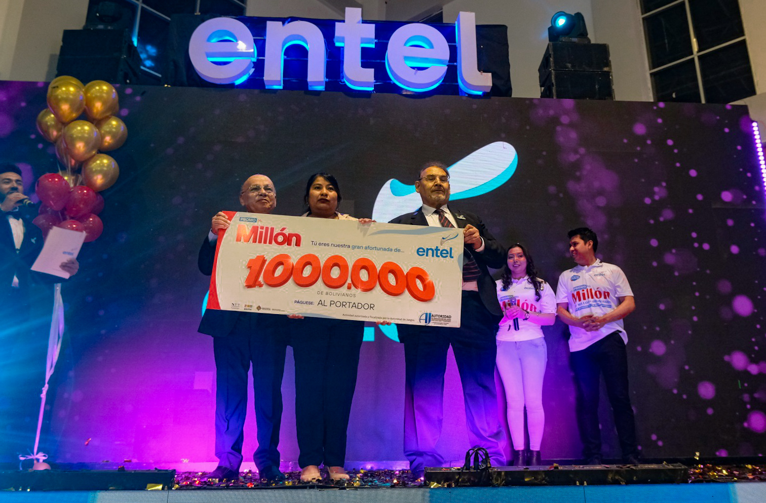Joven farmacéutica potosina recibe el premio de un millón de bolivianos de Entel 