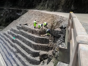 Concluyen trabajos de recuperación de plataforma de un puente en Yungas con inversión de Bs 1,1 millones