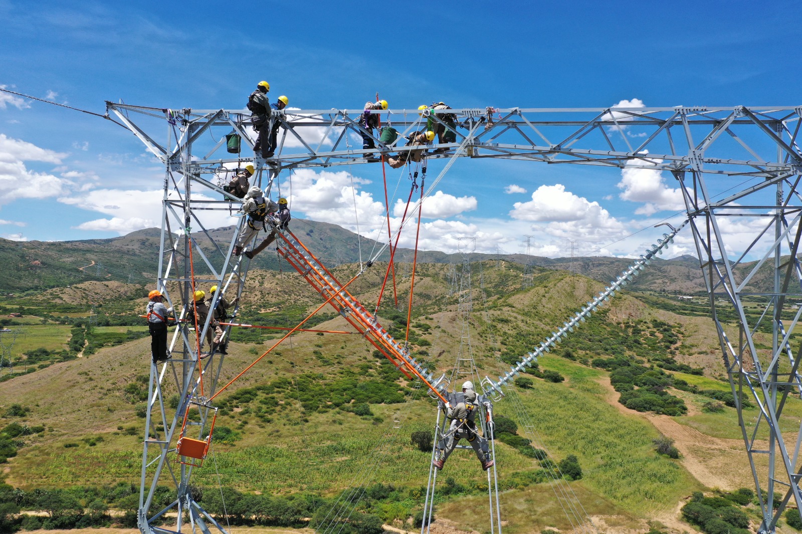 Crecen exportaciones de electricidad en 197%, de joyería en oro en 2.280,1% y de cacao en 235,8% a septiembre