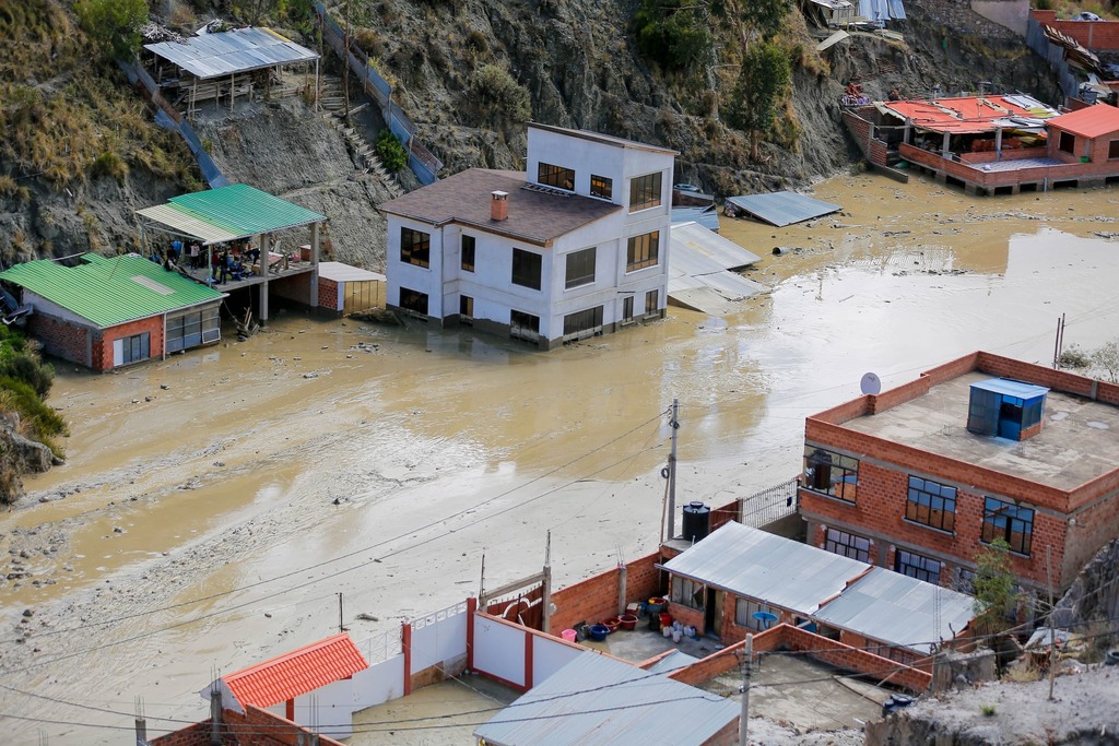 Logran habilitar paso por el puente en Bajo Llojeta y preparan operativo de bombeo de lodo para ingreso de maquinaria