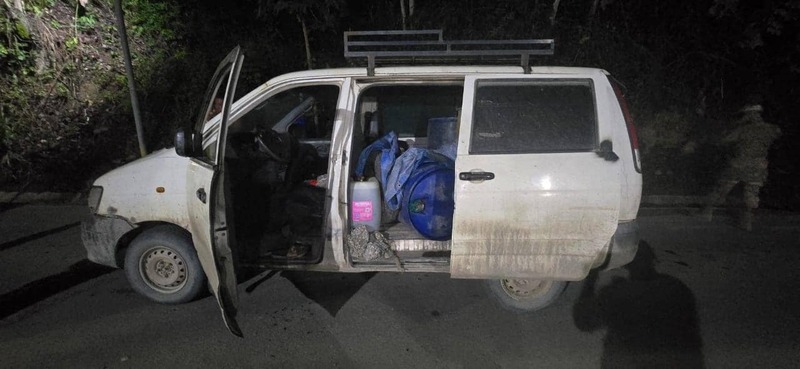 Secuestran dos vehículos que trasladaban más de 1.000 litros de diésel en Caranavi 