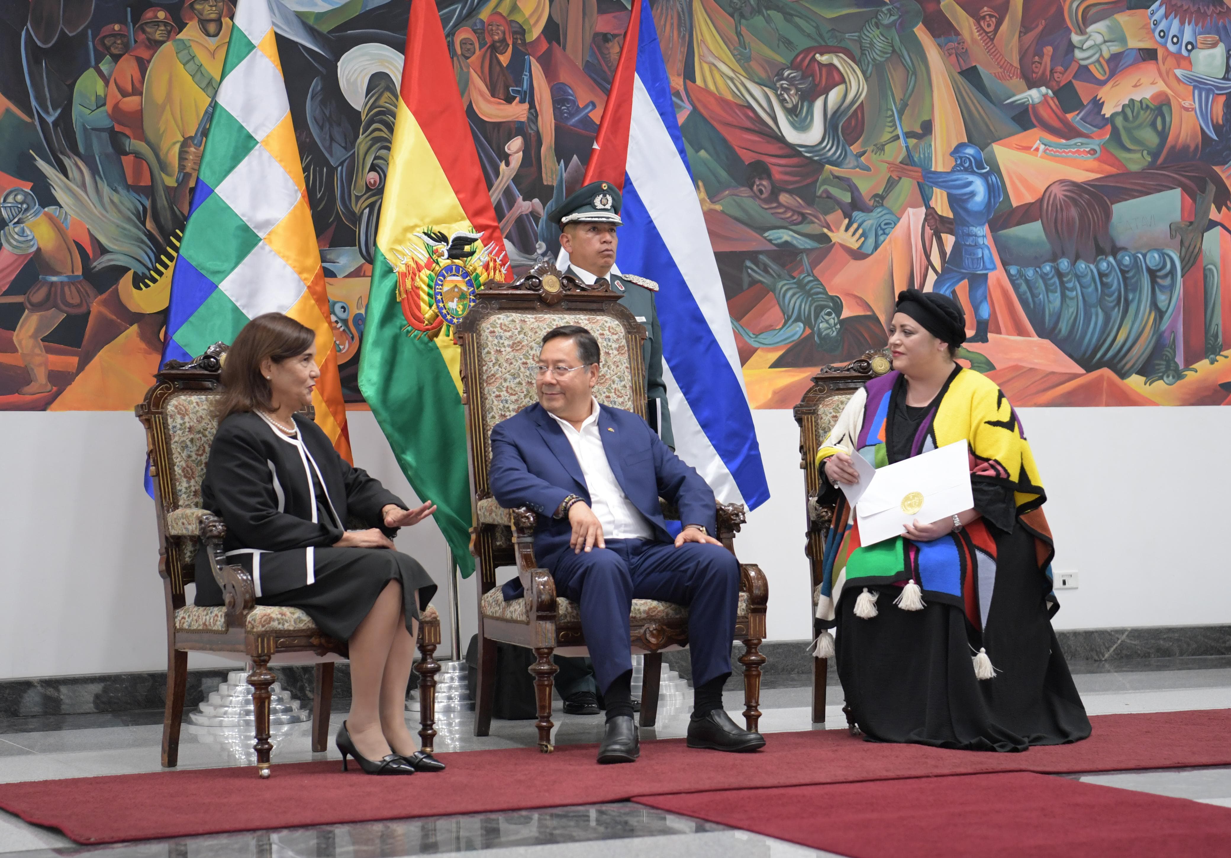 Arce recibe cartas credenciales de las nuevas embajadoras de Cuba y Suecia