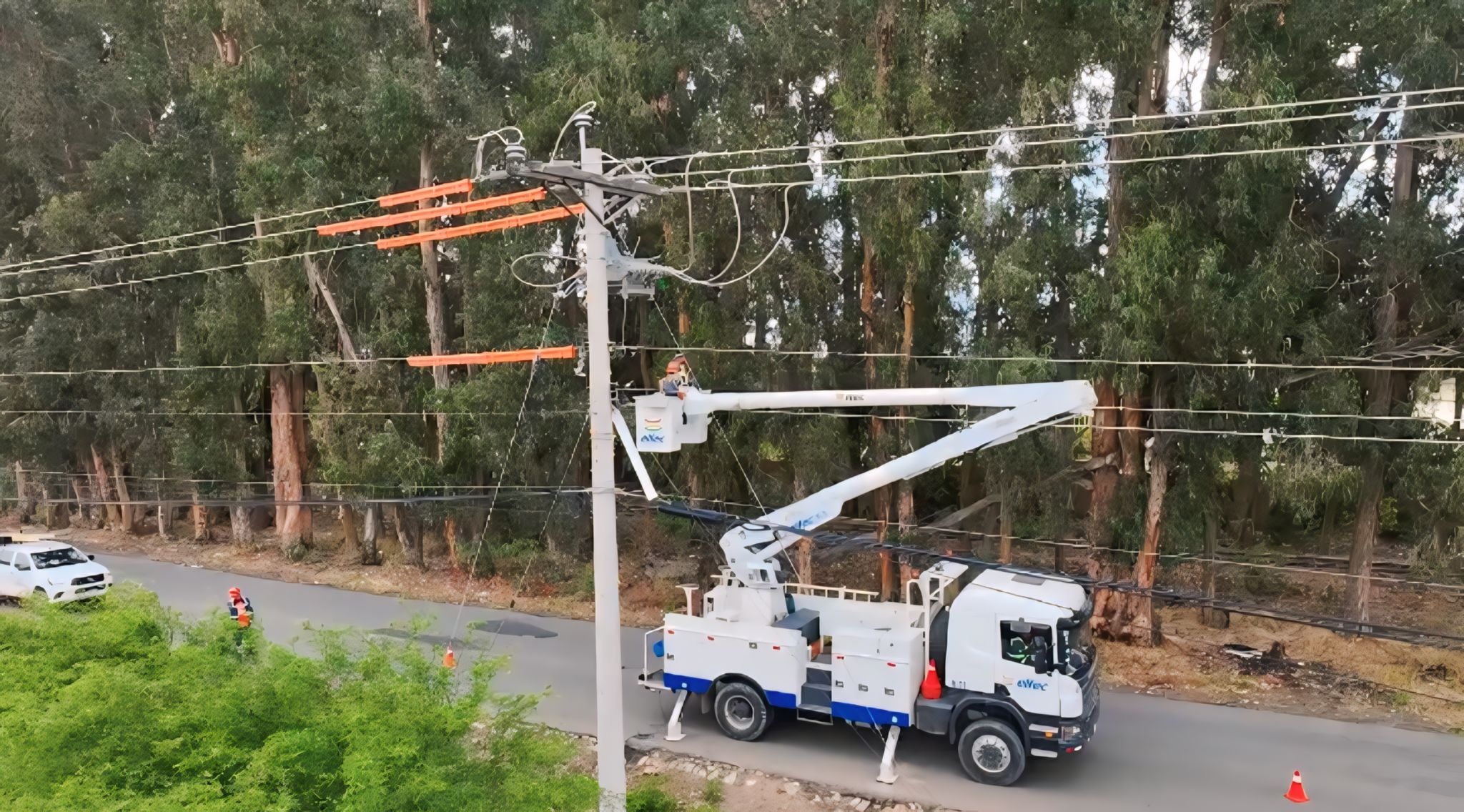 Realizan mantenimiento de redes eléctricas en la localidad de Kaluyo