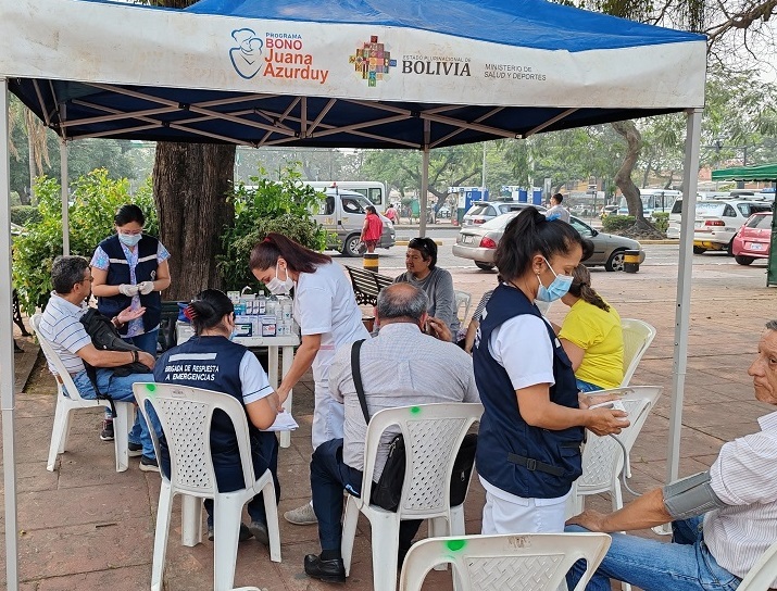 Instalan puntos de atención médica en dos plazas de Santa Cruz para atender a afectados por la humareda