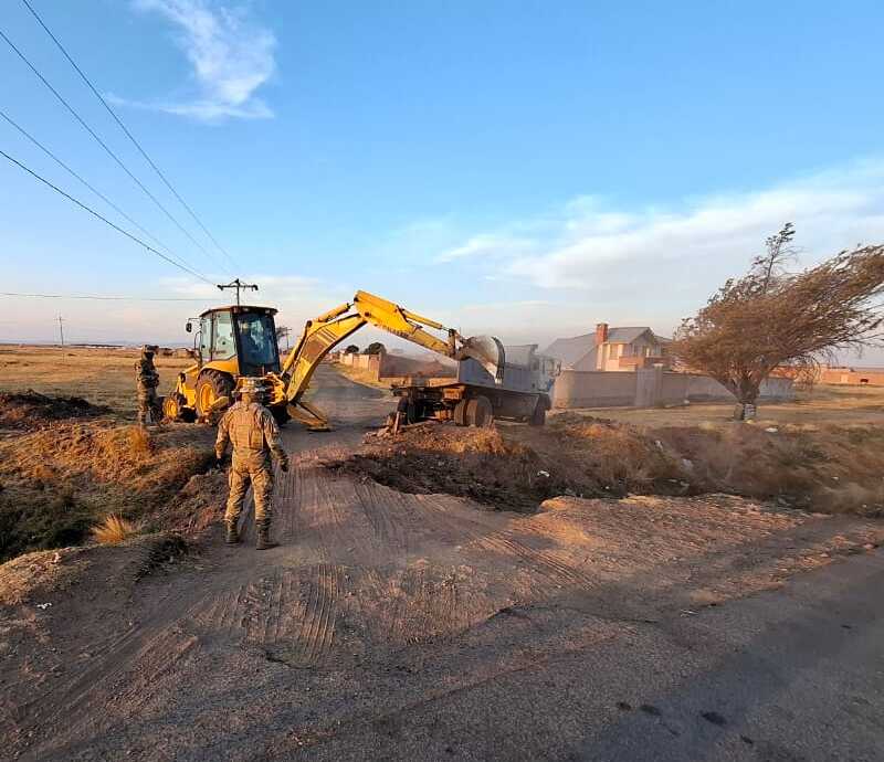Realizan zanjas en Guaqui para neutralizan pasos ilegales utilizados por el contrabando