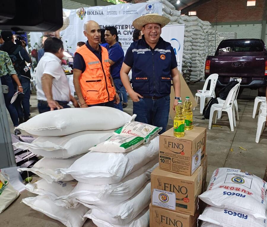 Entregan 154 toneladas de alimentos a familias de dos municipios cruceños afectados por incendios 