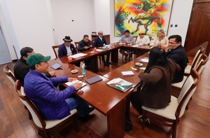 Arce y alcaldes acuerdan acciones para frenar salida ilegal de alimentos y protección de la industria nacional