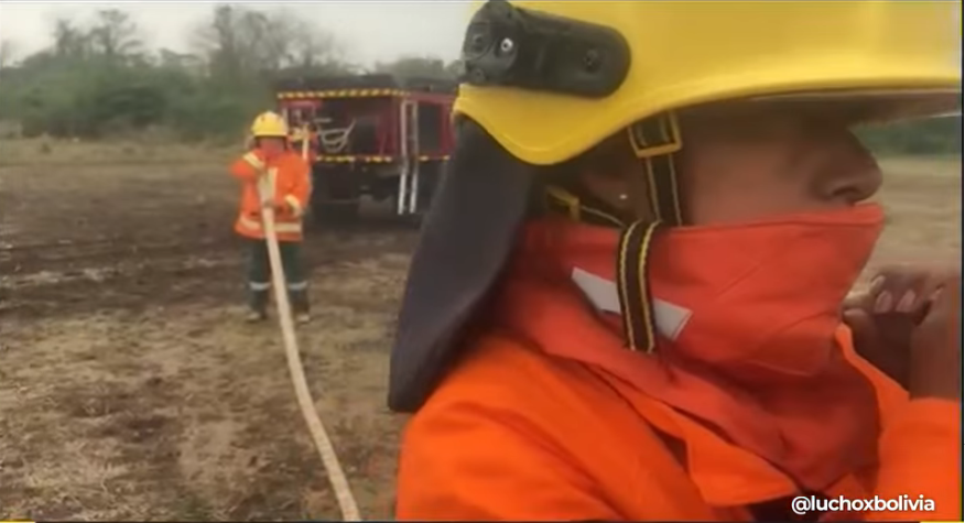 Agradecen a bomberas que combaten incendios y reivindican la lucha social de las mujeres en Bolivia