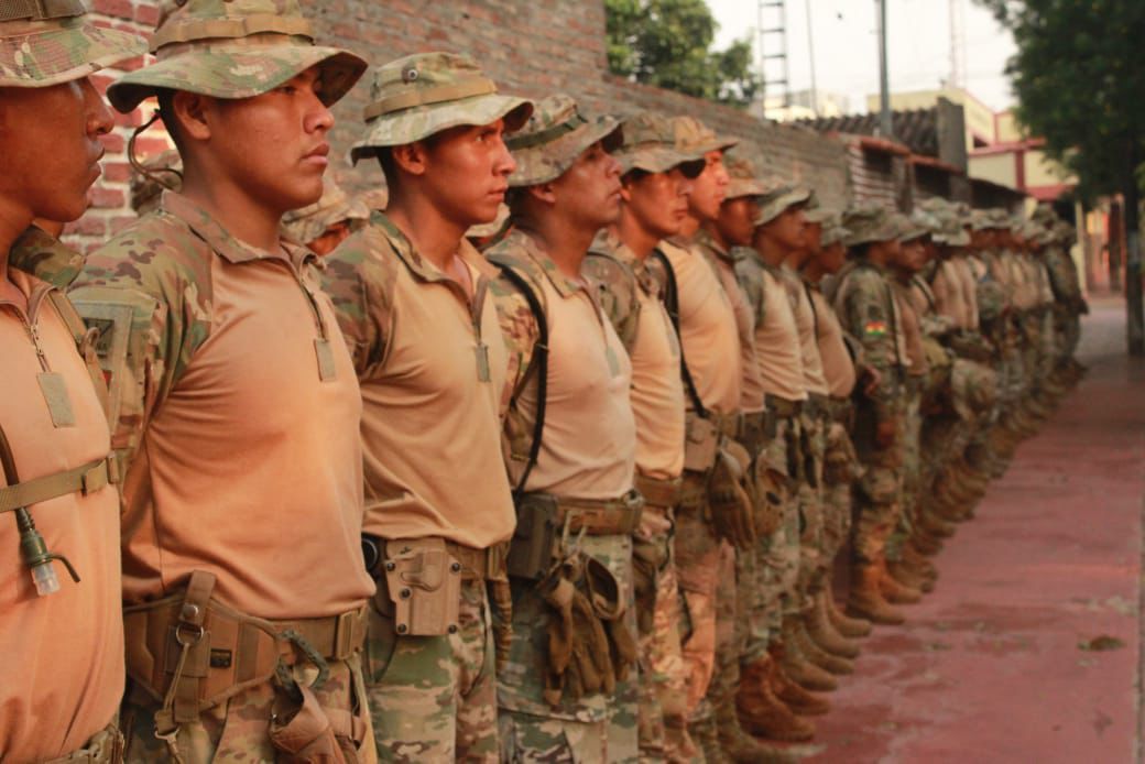 Escuela de Cóndores del Ejército fortalece con 140 militares sofocación de incendios en Santa Cruz