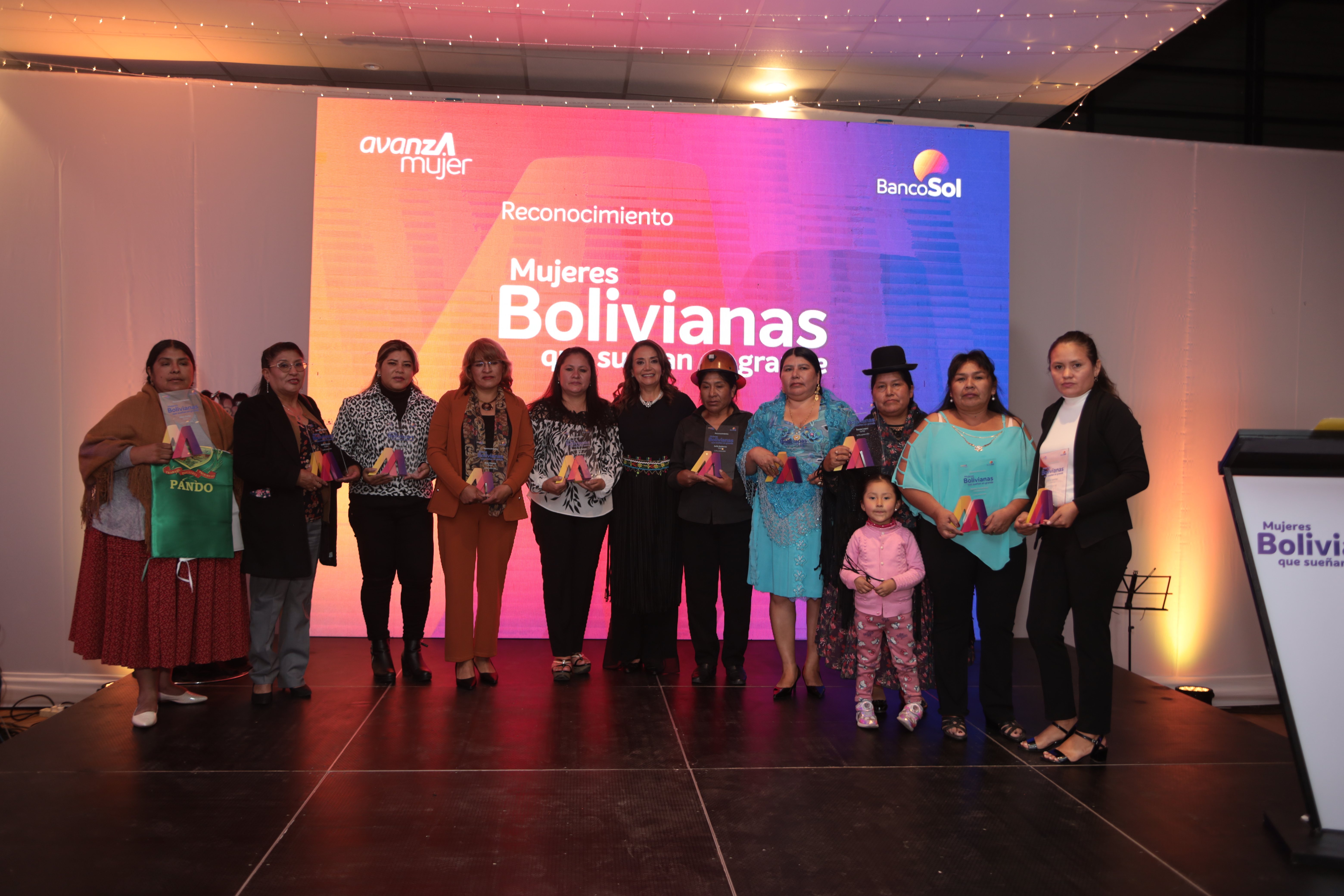 Galardonan a 10 emprendedoras bolivianas que “sueñan en grande”