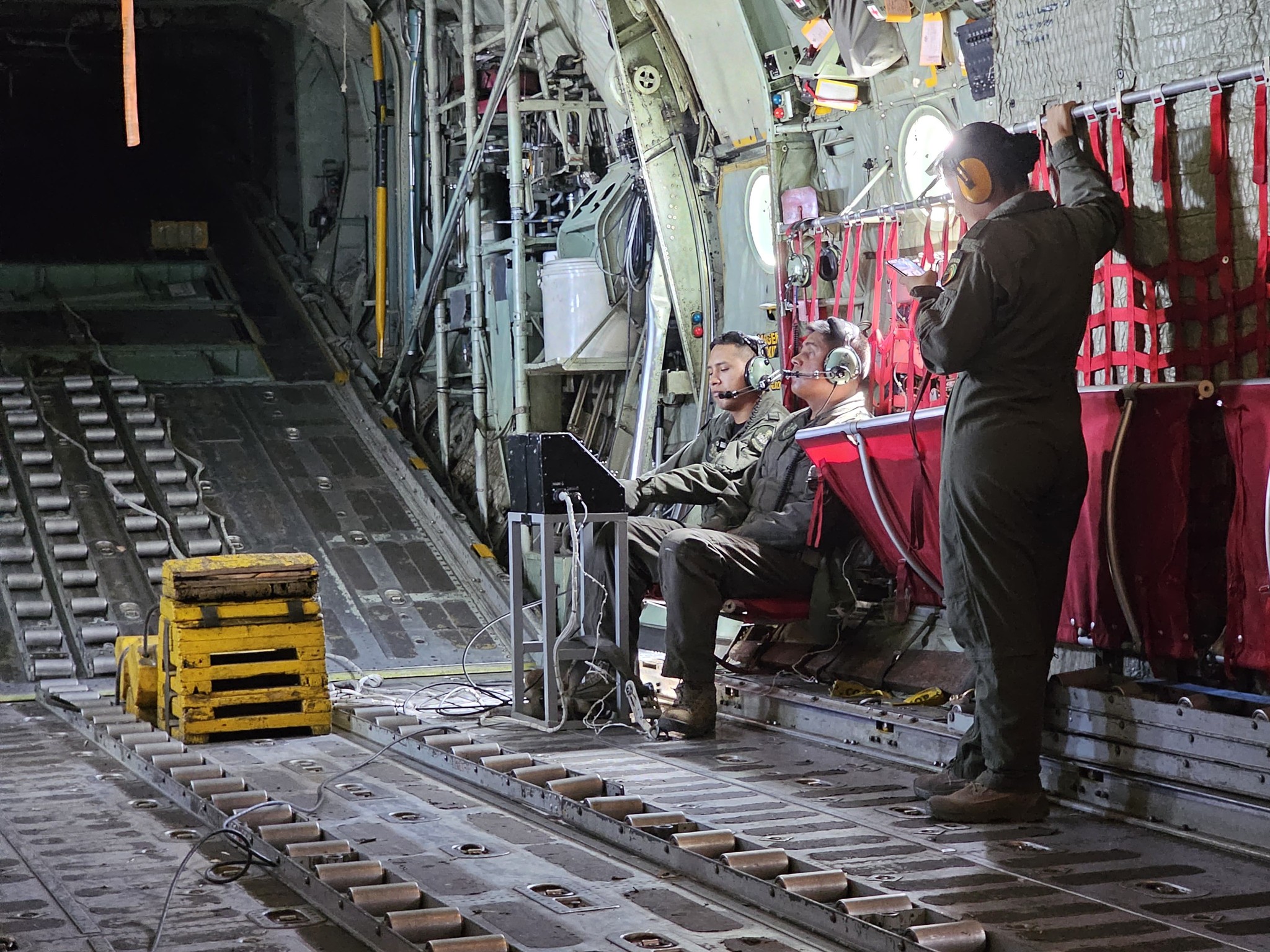 Avión Hércules bombardea nubes en la Chiquitania para reforzar la lucha contra la sequía