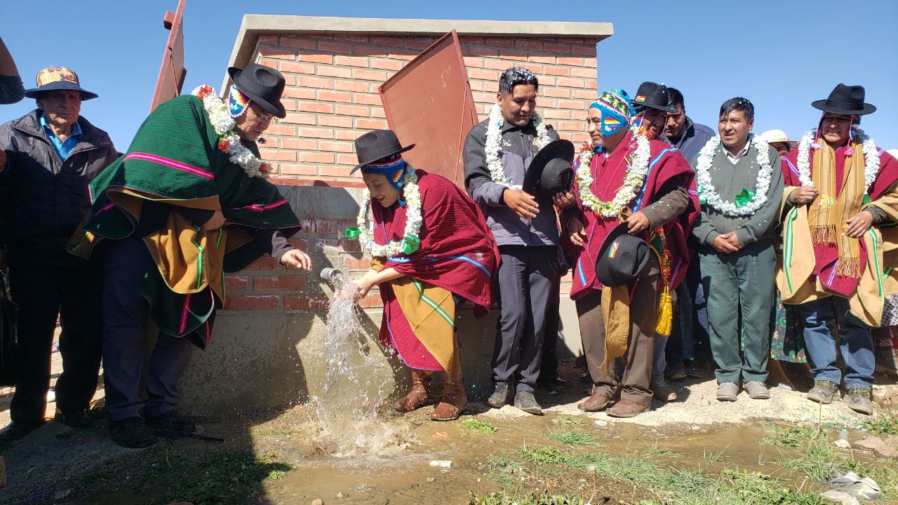 Chua Cocani y Pucarani inauguran sistemas de agua de casi Bs 1 millón para mejorar su producción 