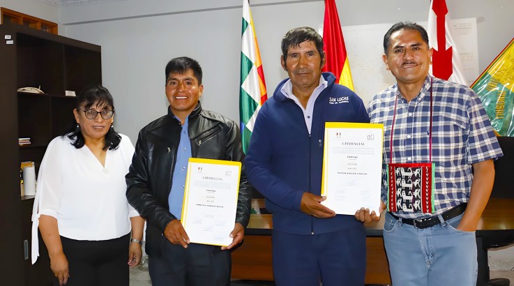 TED de Chuquisaca entrega credenciales a dos nuevos concejales de San Lucas
