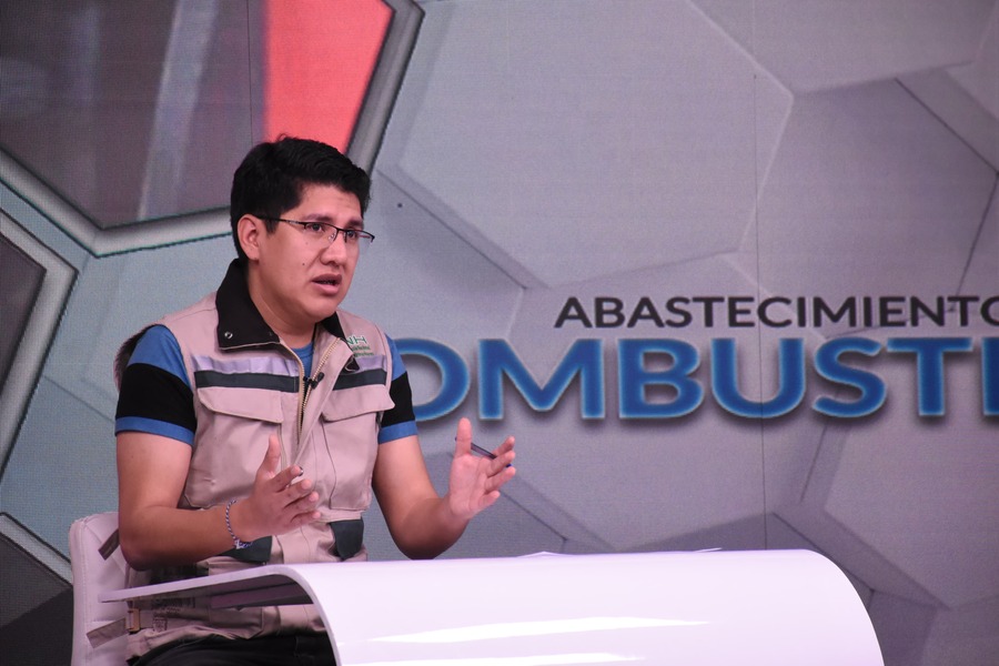 Cisternas distribuyen 1,5 millones de litros de combustible a estaciones de servicio de La Paz y El Alto