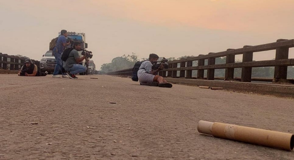 Bloqueadores armados obligan a periodistas a lanzarse al piso en el puente Ichilo