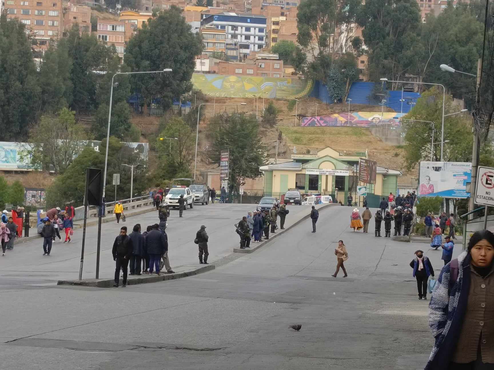 Transportistas cumplen paro y bloqueo en la ciudad de La Paz, en El Alto las vías están expeditas