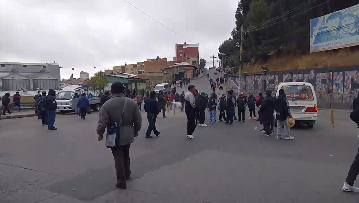 Policía reporta 19 puntos de bloqueo en La Paz y dos arrestados por disturbios
