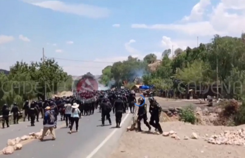 Evistas sorprenden a policías que intentan desbloquear y se desencadena un enfrentamiento en Parotani