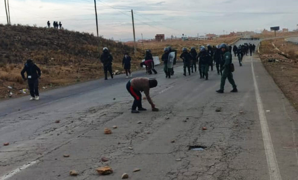 Policía habilita la carretera La Paz - Oruro y aprehende a 14 personas en posesión de explosivos en Panduro