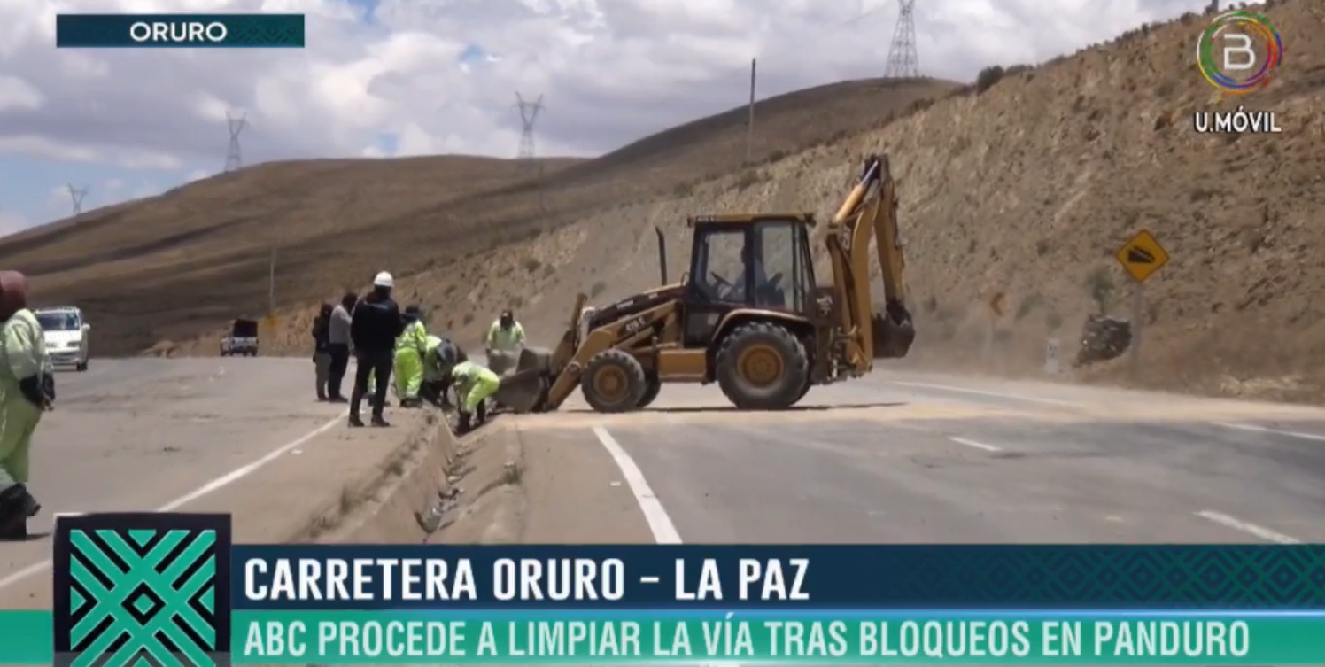 Retiran promontorios de rocas en vía La Paz – Oruro a la altura de Panduro tras bloqueo esporádico 
