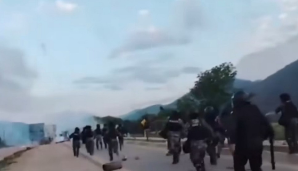 Bloqueadores evistas emboscan a la Policía y dejan heridos en Mairana