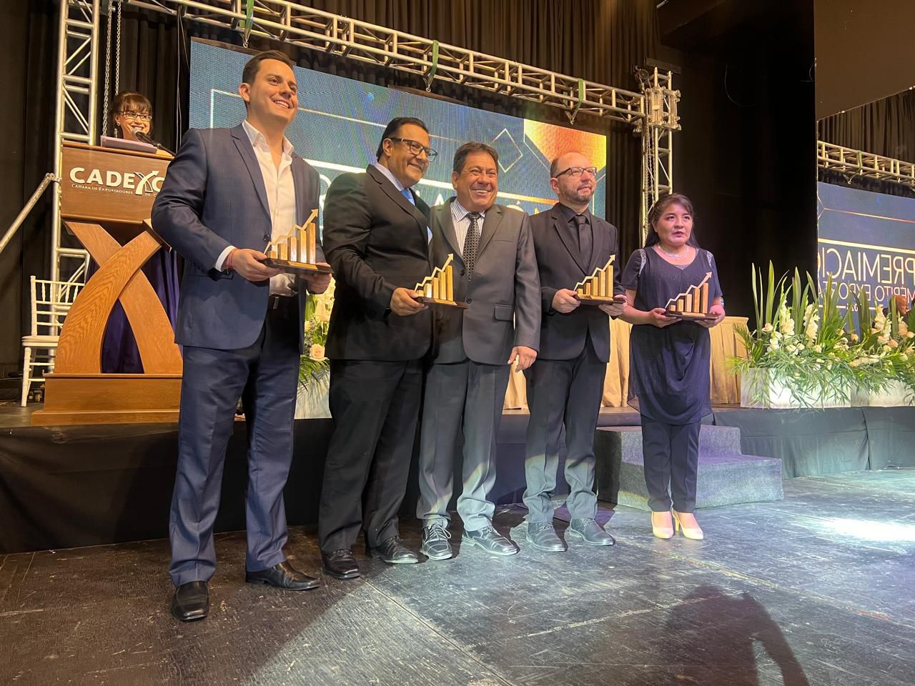 Galardonan a la estatal YLB por contribuir al país a través de sus exportaciones