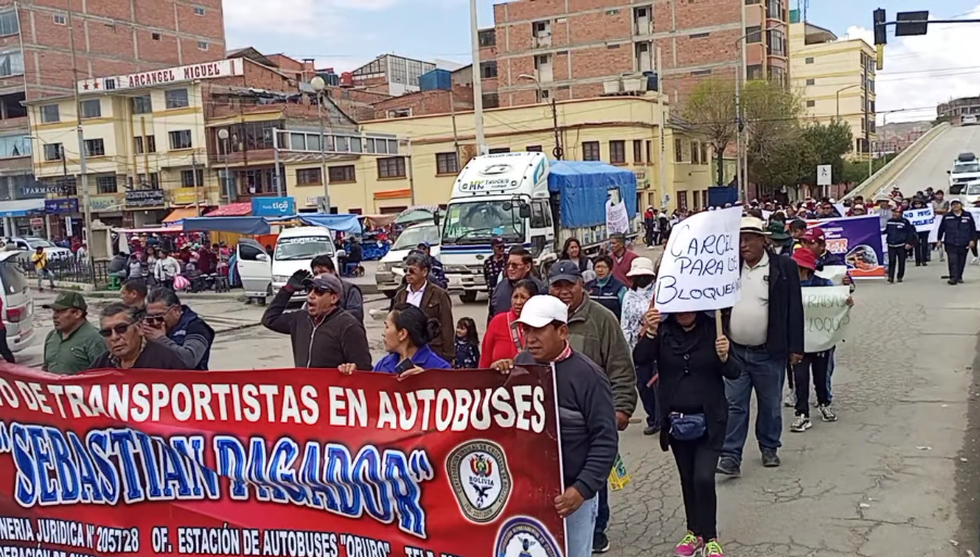 Transportistas y trabajadores de la terminal de buses de Oruro marchan y piden desbloqueo de carreteras