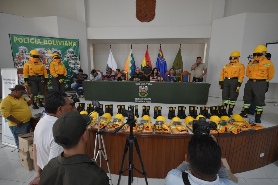 Entregan equipamiento a la Policía y al Sernap para fortalecer el combate a los incendios en Pando