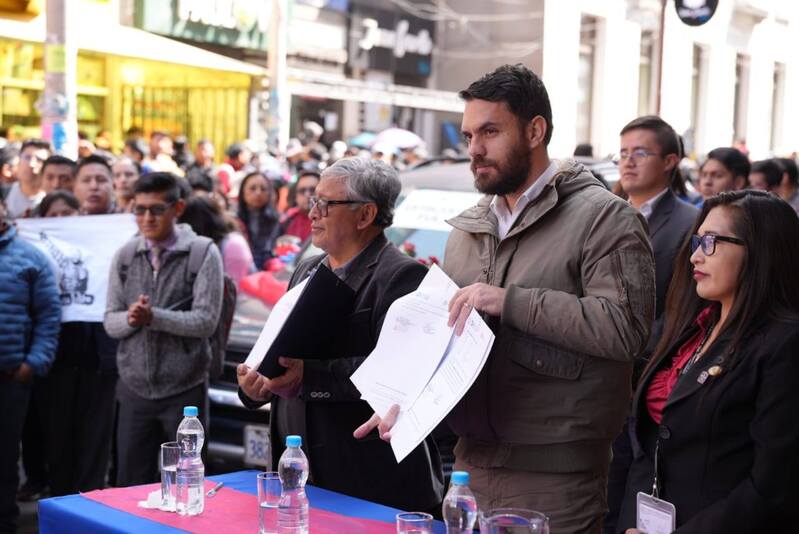 Dircabi entrega seis vehículos a la Universidad Técnica de Oruro