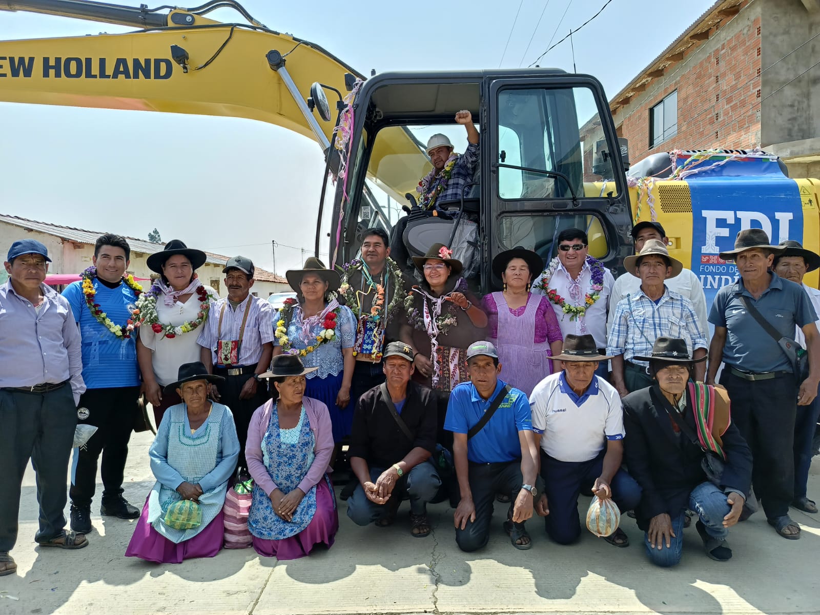 Entregan maquinaria pesada para fortalecer la producción en un municipio rural de Chuquisaca