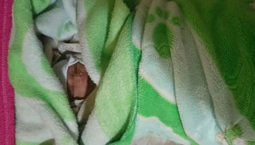 Dos recién nacidos fueron abandonados, uno de ellos estaba en una caja de cartón