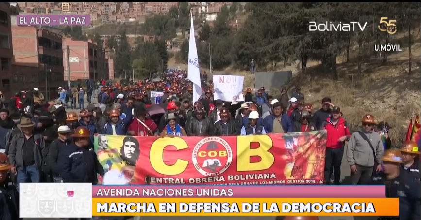 Masiva marcha de trabajadores avanza hacia el kilómetro cero de La Paz