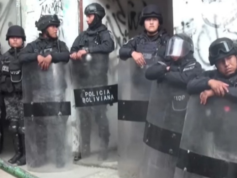 Policía resguarda la sede de la COB luego de que afines a Evo destruyeron ambientes