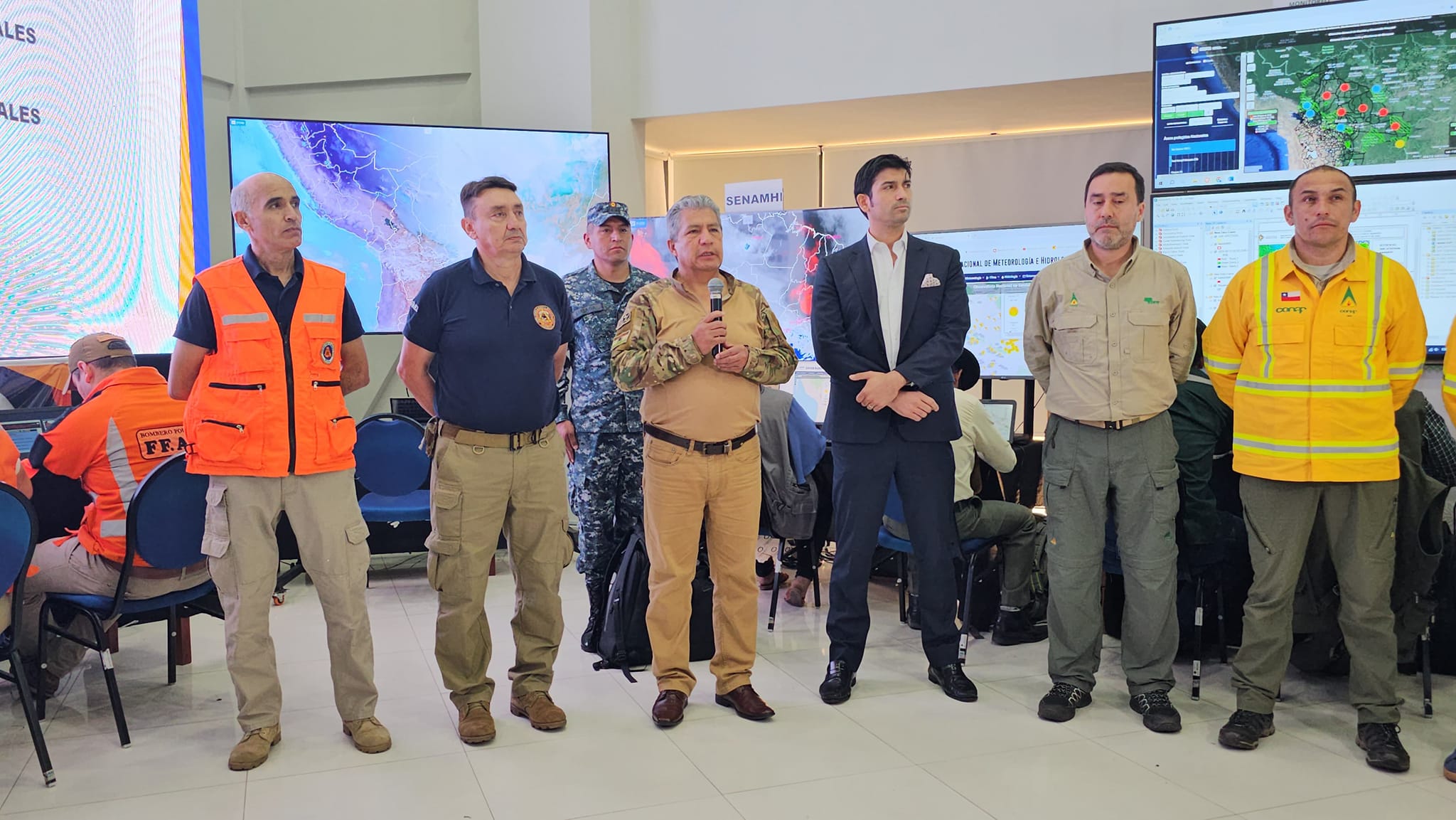 Expertos de Chile llegan para coadyuvar en la extinción de incendios forestales en Santa Cruz