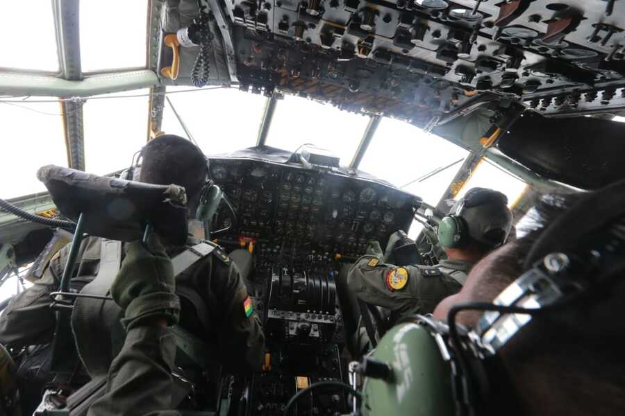 Bombardean nubes en Santa Cruz y espera lluvia para contribuir a sofocar incendios