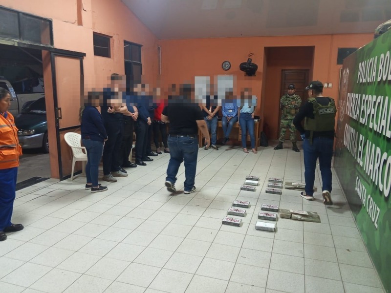 Arrestan a 35 personas tras descubrir 12 paquetes de cocaína en vuelo de Santa Cruz a Madrid