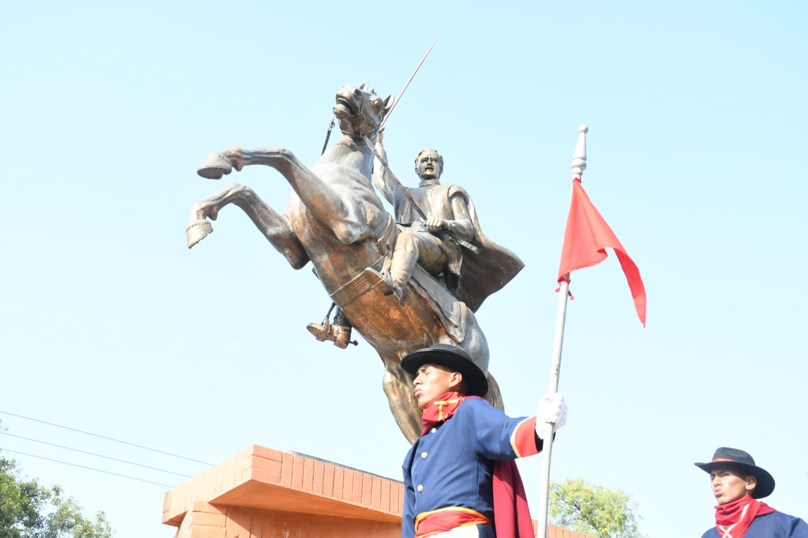 Cochabamba conmemora su 214 aniversario con desfile, pedido de unidad y oraciones por lluvias para apagar incendios
