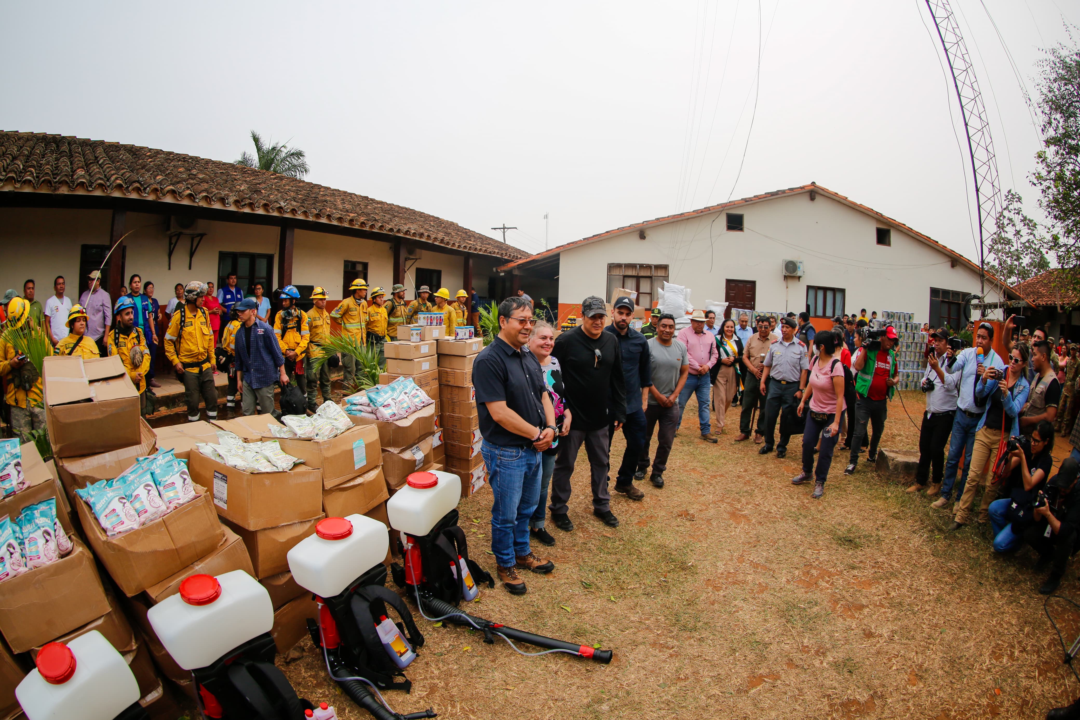 Urubichá recibe alimentos y equipamientos para damnificados y bomberos que combaten contra incendios 